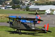 Cornell gjør seg klar til å fly og vi ser at begge propellene på Tiger Moth nå går rundt