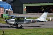 Nå er det Cessna 172D Skyhawk sin tur til å fly, og se den lille jenta som er der også. Men jeg ser en voksen fot, så vi har nok kontroll
