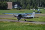 Men nå skal Cessna fly, jeg må ned fra tribunen