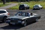 Men nå for jeg besøk, da blir jeg ikke lenger alene på tribunen. Det er en Cadillac De Ville fra 1970. Eieren fortalte meg at den var grønn før og er omlakkert til matt svart