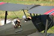 Nå er vi tilbake til dem som landet først med Tiger Moth Rittmesteren nummer 189. Se også på klærne, de er så tidsriktige