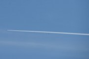 Et jetfly flyr høyt over oss og jeg ser på klokken at nå er det akkurat 30 minutter til det er min tur å fly