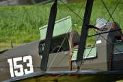 På Tiger Moth legger jeg merke til et deksel som er oppe og det er skrevet noen signaturer på innsiden