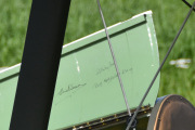 Dette er jo et engelsk skolefly og navnene på dekselet ser ut til å være engelske, så kanskje det er berømte piloter som har skrevet ned sitt navn der?