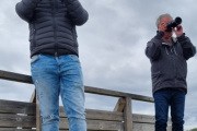 Bestemor: Så her står vi da, to enkle personer og tar bilder. Da har vi i hvert fall bildene våres da
