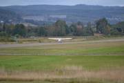 Kevin: Nå følger han et fly som kjører bortover den 1600 meter lange rullebanen som politikere i Lillestrøm vil bygge høyblokker på