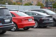 Kevin: Det må være den røde han tar bilde av, det er en Audi A3 TF9 Limousine fra 2014. Dette er ikke en sedan, men en sportlimousine så han traff blink igjen