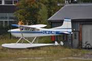 Morten: Dette er et sjøfly, men det har også hjul under flottørene slik at det kan lande på vann og på land. Dette er LN-LMG som er en Cessna A185F Skywagon, men det er ikke fly vi skal dokumentere i dag