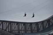 Morten: Men det er dette som vi skal undersøke, det kalles zipline og den går fra toppen av hopptårnet og 361 meter nedover og kalles Kollensvevet