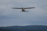 Morten: Det er forsvaret som skal selge flyplassen, nå som dem ikke bruker den mer. Men spør du meg så tror jeg at de av og til bruker den