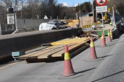 Dette skal gjøres, jeg siterer. Statens vegvesen skal fjerne en betongplate i brua som kan utgjøre en mulig fare. Ved inspeksjon er det funnet at denne betongplaten, som bærer Vann- og avløpsetaten sitt vannrør, ligger på en stålvinkel som er hardt angrepet av korrosjon. Observasjoner viser også at andre deler av konstruksjonen og vann- og avløpsanlegget trenger oppgradering
