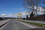 Endelig på landet, her passerer vi Skytterkollen som Carl Otto Løvenskiold fikk bygget i 1951. Så har vi Ila fengsel som opprinnelig ble bygget som kvinnefengsel i årene 1938 til 1939 og sto ferdig til bruk i 1940. Ble tatt i bruk som konsentrasjonsleir av tyskerne i 1941, under navnet Grini fangeleir