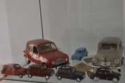 Men vi kan ikke ta hele samlingen, vi avslutter her med noen godsaker. Her ser vi både Renault 4 og Renault 4 CV. Det er mulig at dem har noen i full skala av dem her...
