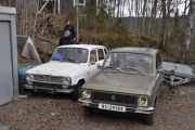 Men så kommer det store øyeblikket, jeg rygger inn med min Renault 6 og parker ved siden av en Renault 6. Som du sikkert legger merke til, så er det en liten generasjonsforskjell på disse to
