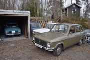 Men så lukker vi opp garasjedøren og der dukker det opp en Renault til. Jeg vet ikke om et tilsvarende bilde fins, tre Renault 6 og en Renault Dauphine i samme bilde