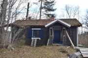 Hvor gammel denne hytta er, er litt vanskelig å stadfeste. Den var utsatt for hærverk i 2018, så blant annet vinduene er byttet ut. Men kanskje på slutten på 1800 tallet?