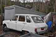 Denne hvite Renault 6 har to skjebner, den har en 1108 ccm motor og har en girkasse som passer en rød Renault 6 som hopper som en kenguru