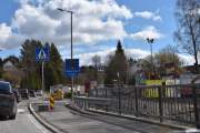 Vi er like ved Røakrysset, jeg må sitere litt. Buss ute av kontroll, buss dundret inn i midtrabatten, alle sliter med å komme seg fram, og det koker rundt i området med et merkelig lysregulert Røakryss – med biler på kryss og tvers