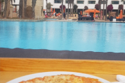 Ja hvorfor ikke nyte en pizza ved bassengkanten før letingen