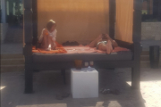 Aha, de har dette teltet foran hotellet som innkvartering