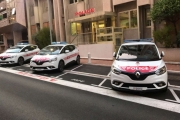 Blinkskudd. Politistasjon med tre Renault-er parkert foran. Og det er Renault Captur alle sammen, så Politi i Norge - ta dere sammen
