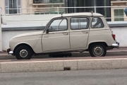 To veteranbiler på en dag, dette er jo en god gammel Renault 4