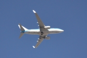 Kl. 11.03. Ikke tale om at de er med i dette flyet.  Dette er bare for å forklare litt. Vi har en veranda som er midt i innflyinga til Gardermoen selv om de ikke skal fly rett over Oslo. Så har vi en markise så enten tar jeg bilde til venstre for markisen eller til høyre for markisen. Tillater solen det tar jeg det rett forfra. Dette er da til høyre for markisen