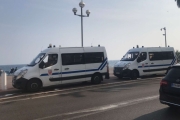Nå overgår de seg selv, to Renault ambulanser eller er det politiet?