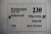 Men nå er vi ved bensinstasjonen på Norsk Folkemuseum. Dette er en kopi av en bensinstasjon fra Holmestrand fra 1928. Museets rødlakkerte Volkswagen 1967-modell står vanligvis parkert på stasjonen
