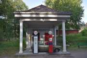 Bensinstasjonen ble bygd i betong i 1920-årene og solgte bensin til trafikantene på en av Norges viktigste hovedveier. Men hvis du skulle fylle bensin her? Ville du ha valgt den røde eller hvite pumpa?