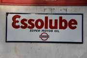 Essolube Super Motor Oil, rundt 30 åra dette, men er litt usikker på om skiltet er originalt. Det med liten skrift helt under blir litt feil