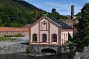 Dette er da gamle Tinfos 1 som stod ferdig i 1901. Kraften herfra ble brukt i Notodden Calsium Carbidfabrikk som lå nede ved Heddalsvannet. Karbiden de produserte, ble blant annet brukt til å lyse opp Londons gater med karbidlampene de benyttet i storbyen
