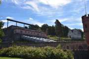 Her oppe ligger Holtakanalen og vannet renner i rør til  kraftstasjonen Tinfos 2. Da står det vel 1955 på bygget der oppe