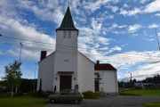 Vi tar en liten stopp ved Lierskogen kirke. Den er nå en Kulturkirke. Den ble bygd som et bedehus i 1937. Gjennom årene har den gjennomgått flere endringer – fått tårn og klokke og skiftet navn til kapell, for så å bli kirke og nå brukes begrepet kulturkirke