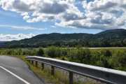 Vi kjører litt tilbake og for se litt av landingstripa til Notodden flyplass