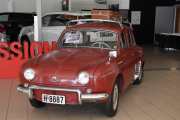 Men hva skjer? Jeg treffer på en hyggelig kar som har nøkkel til butikken og vips så står jeg her inne. Da tar jeg bilde av en Renault Dauphine fra 1961 som også er butikken sin