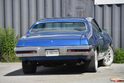 Vi har noen minutter til før det siste viktige besøket, vi kjører litt på baksiden av byggene. Her dukker det opp en Pontiac Lemans Sport fra 1970. Absolutt en veteran