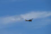 Mens vi drikker kaffe og spiser hjemmelagd kake flyr det et fly over oss, kan ikke la være å ta bilde selv om de andre skvetter litt. Det er LN-TSW som er et Cessna 150E som Nedre Romerike Flyklubb Veteranflygruppa eier