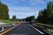 Vi har passert Mjøndalen som har ca. 8000 innbyggere og nærmer oss en rundkjøring med et tannhjul med en mann på toppen
