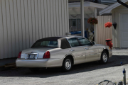 På veien hjem fikk jeg et tips om å stikke innom han her. Det var ikke en veteran men den blir det snart. En Lincoln Town Car fra 1999, mangler bare 9 år til
