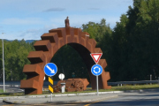 Under tannhjulet ser dere et lite knuseverk, der bakparten på en gammel Volvo og stålbiter er i den andre enden. Det er kunstneren Tom Erik Andersen som har laget skissen til denne