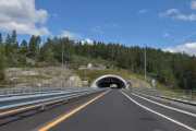 Neste er Moanetunnelen som er bare 340 meter lang, du kan se den andre enden før du kjører inn
