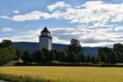 Men nå er vi i Hokksund og ser Haug kirke i det fjerne, vi skal ta oss en tur opp dit