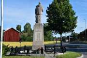 Her ser vi også krigsminnesmerke fra sin rette vinkel