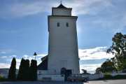 Vi må ha et bilde av kirken også, måtte bli i denne vinkelen for da er solen bak tårnet. Langkirke som opprinnelig er fra 1152. Delvis revet og gjenoppbygd i 1861-1862