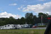 Nå er det like før Lierbakken, dere husker den søte lille campingvognen? Men nå er det full fart oppover bakken