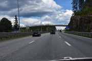 Nå har vi kjørt gjennom Fosskolltunnelen og en Smart Roadster Brabus fra 2005 passerer oss, ingen småbil dette heller