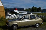 Jeg finner meg en fin parkeringsplass ved siden av to fly. Jeg ser at det ene heter LN-YHH som er et Rans S-5 fra 1991