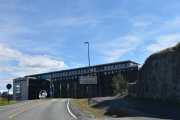 Vi tar av etter tunnelen og kjører opp til Kongsberg Teknologipark og alt det andre som ligger her oppe