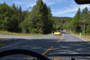 Vi kjører videre, det er et stykke før vi kommer til Notodden. Men her kommer det en gul bil, det er en Chevrolet Corvette kabriolet fra 2000. 10 år igjen før den er veteran